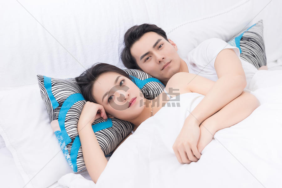 年轻夫妻拥抱躺床上休息图片素材免费下载