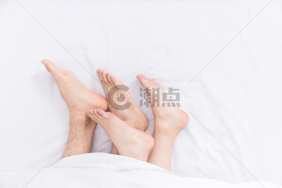 年轻夫妻睡觉脚部特写图片素材免费下载