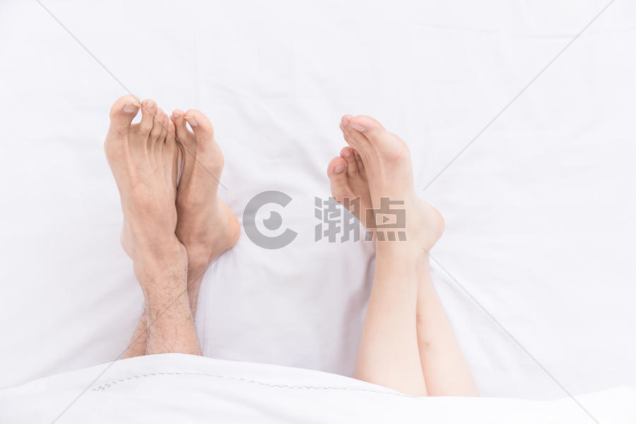 年轻夫妻睡觉脚部特写图片素材免费下载