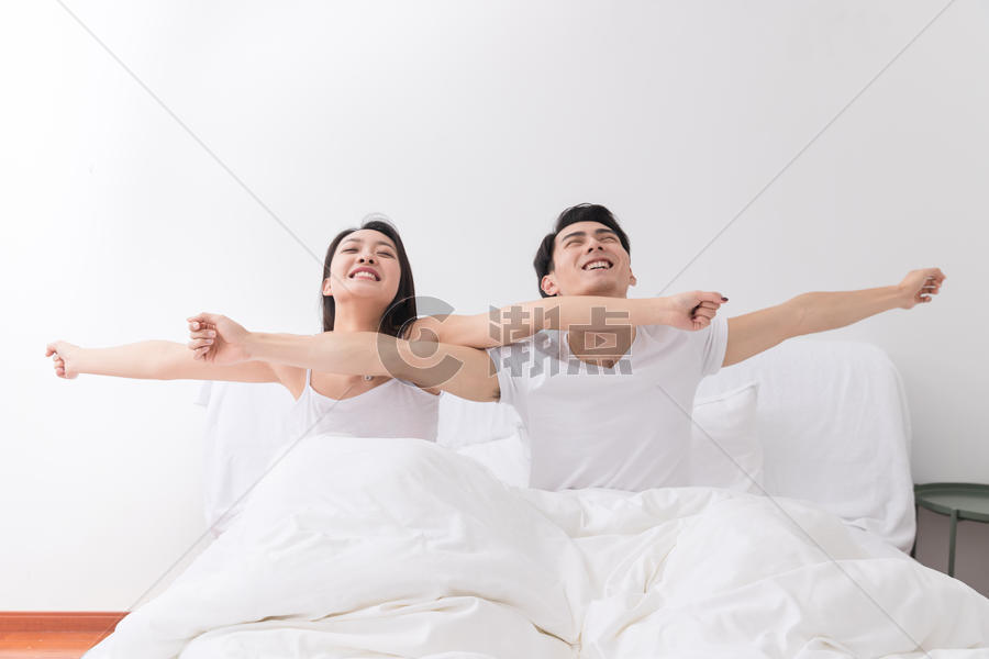 年轻夫妻开心起床图片素材免费下载