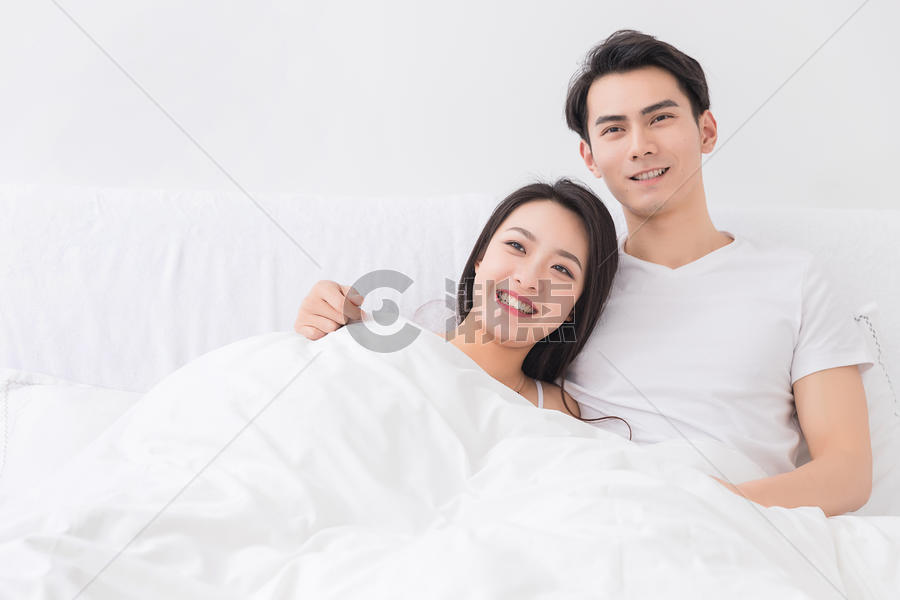 年轻夫妻起床依偎在一起图片素材免费下载