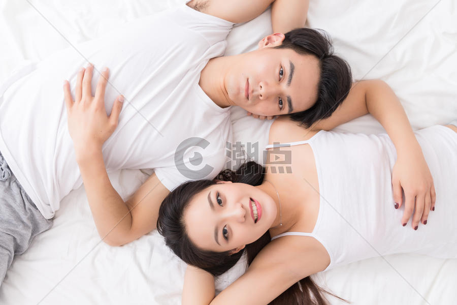 年轻情侣幸福依偎躺在一起图片素材免费下载