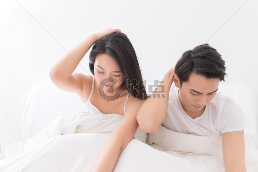 年轻夫妻慵懒起床图片素材免费下载