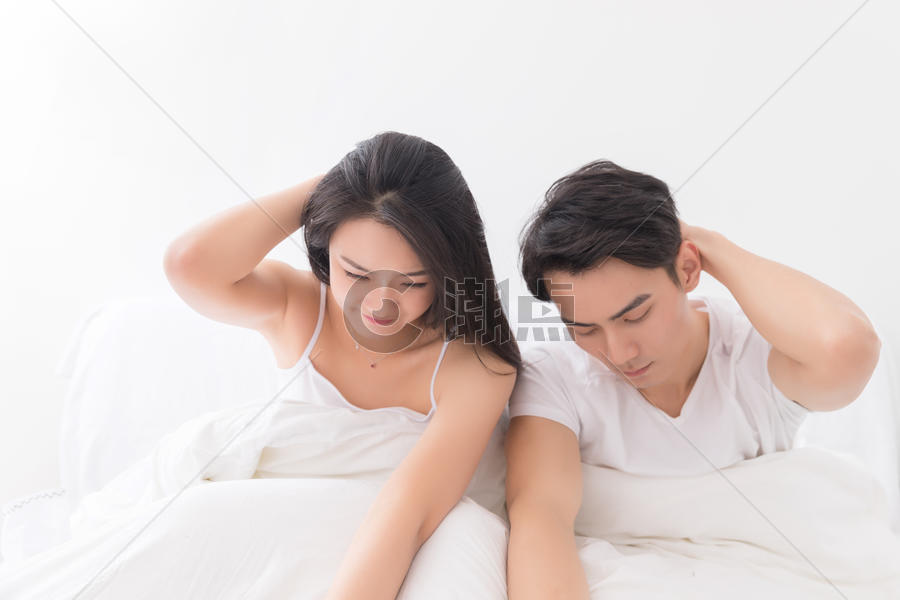 年轻夫妻慵懒起床图片素材免费下载