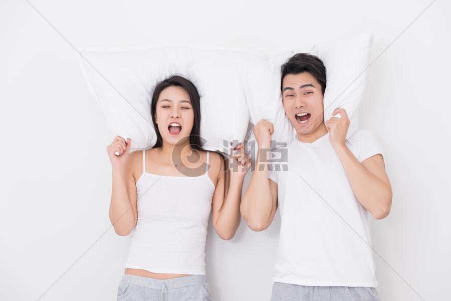 年轻夫妻枕着枕头在一起图片素材免费下载