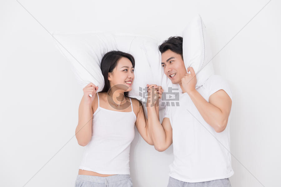 年轻夫妻枕着枕头在一起图片素材免费下载