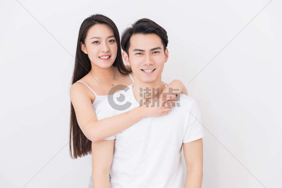 年轻夫妻依偎拥抱在一起图片素材免费下载