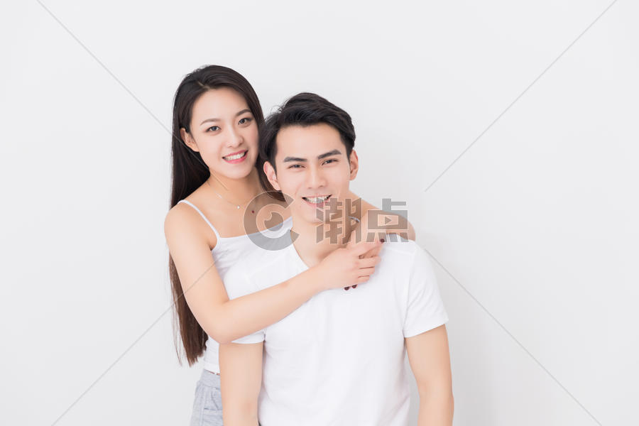 年轻夫妻依偎拥抱在一起图片素材免费下载