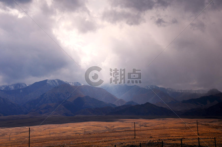 新疆天山山脉草原乌云图片素材免费下载