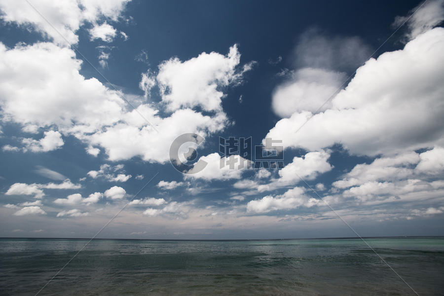 蓝天白云的海边图片素材免费下载