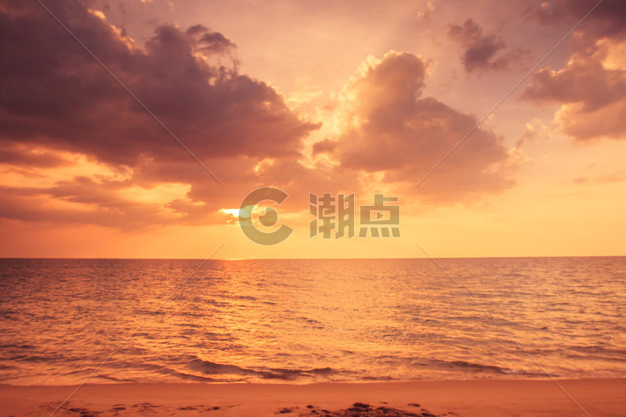 夕阳下的的海边沙滩图片素材免费下载