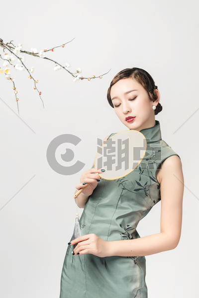 梅花树下的旗袍美女手持蒲扇图片素材免费下载