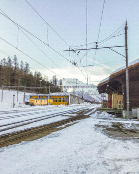 雪山下的车站图片素材免费下载