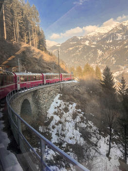 穿过山脉的列车图片素材免费下载