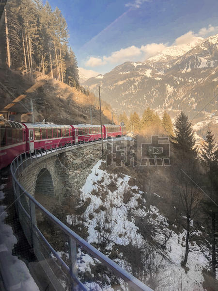 穿过山脉的列车图片素材免费下载