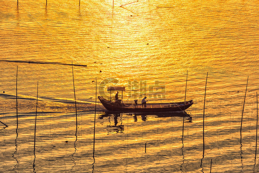 金色阳光下的渔船图片素材免费下载