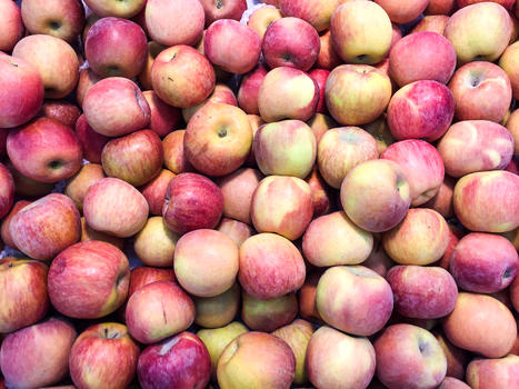 超市过年期间农副食品采购苹果图片素材免费下载