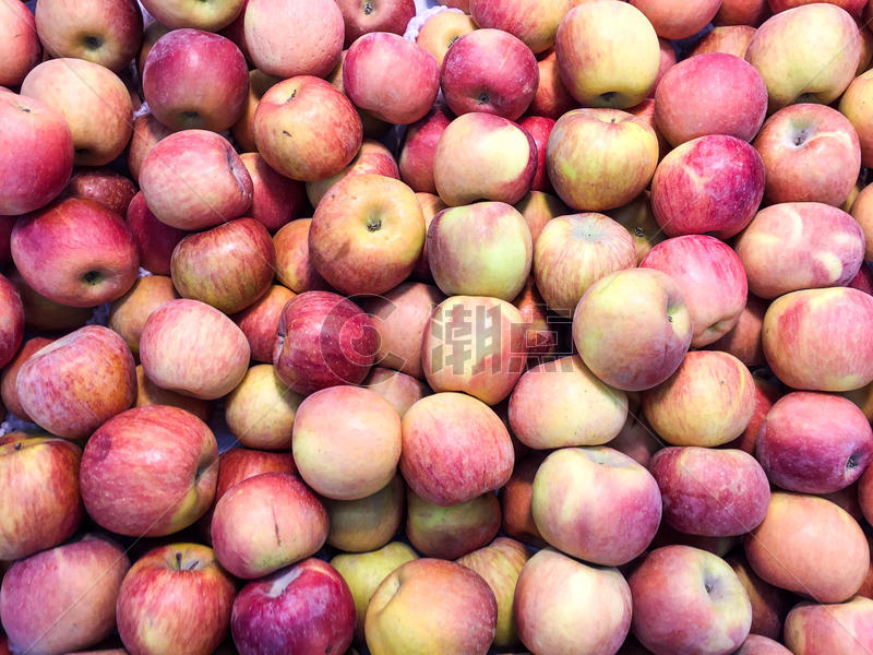 超市过年期间农副食品采购苹果图片素材免费下载