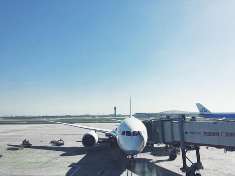 波音787靠桥机场图片素材免费下载