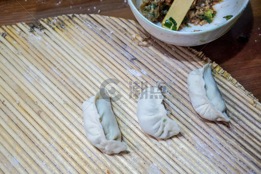 团圆妈妈包的饺子图片素材免费下载