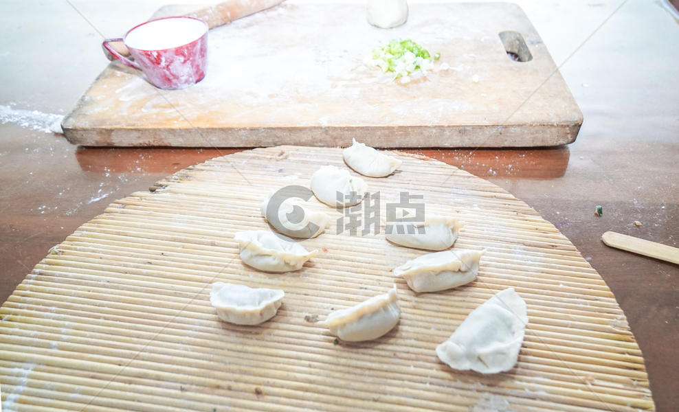 团圆妈妈包的饺子图片素材免费下载