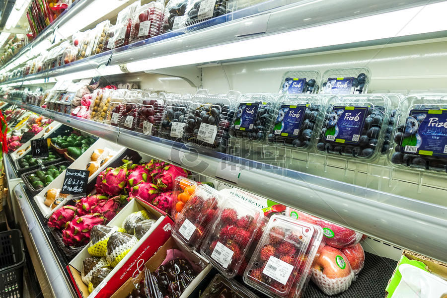 进口超市挑选年货水果图片素材免费下载