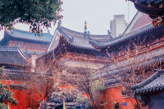 红墙琉璃瓦的寺庙图片素材免费下载