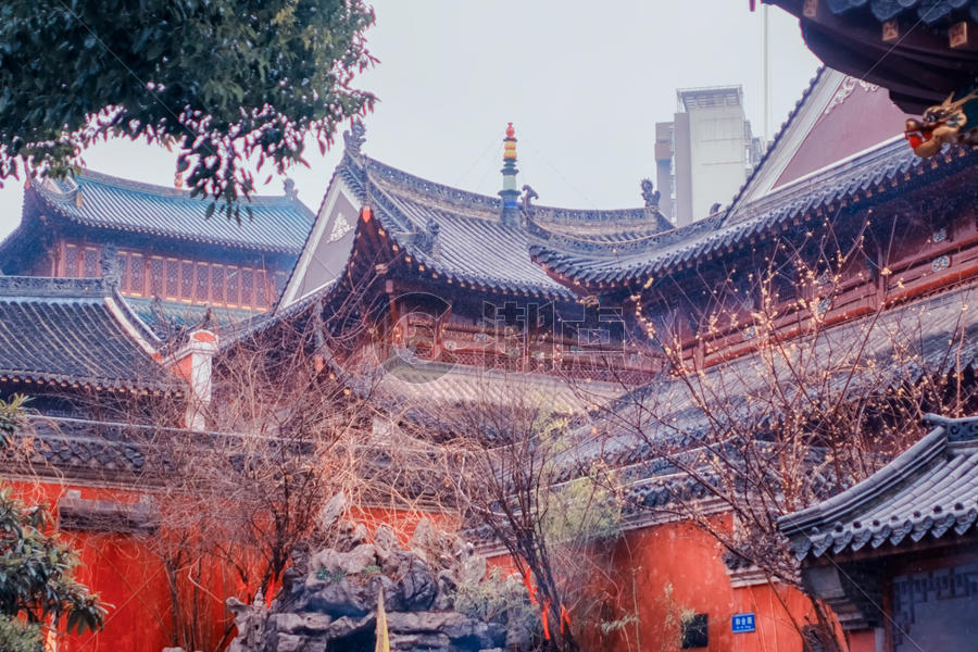 红墙琉璃瓦的寺庙图片素材免费下载