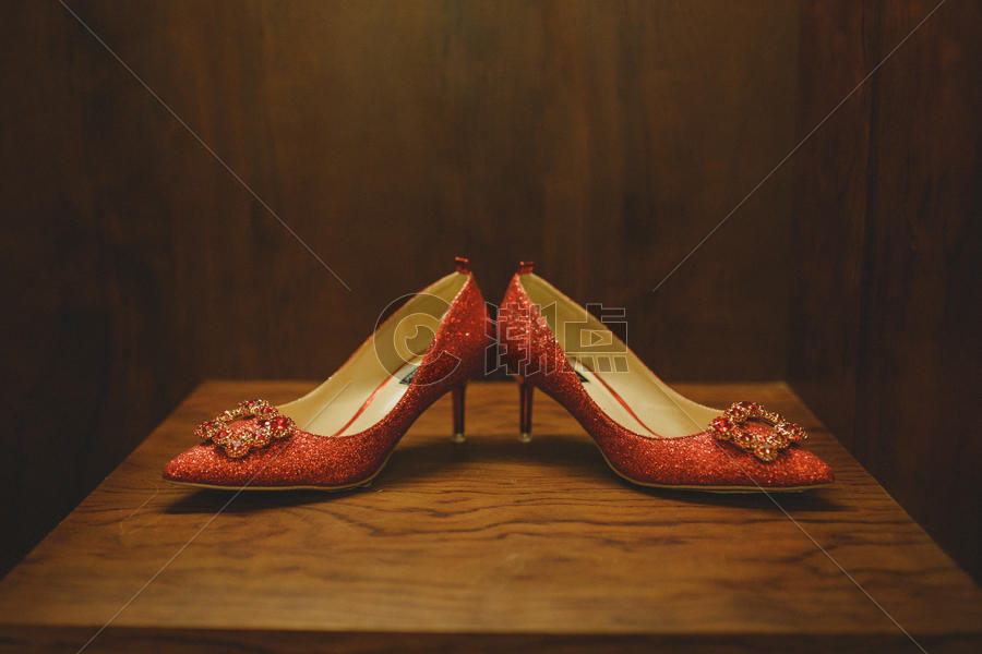 木板上的婚鞋静物图图片素材免费下载