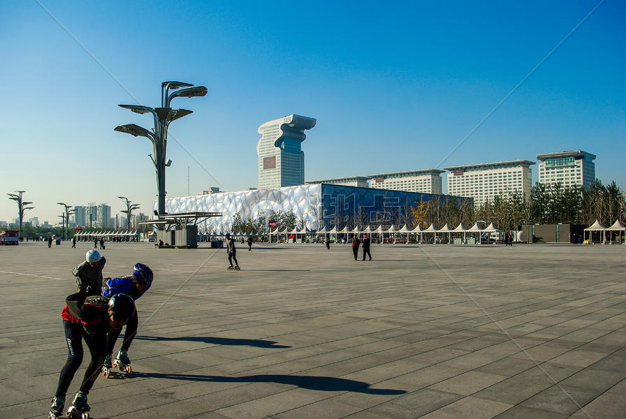 北京国家体育场广场上锻炼的人群图片素材免费下载