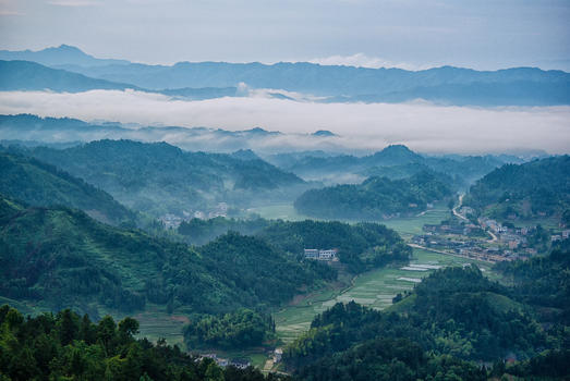 清晨云海下的村落图片素材免费下载