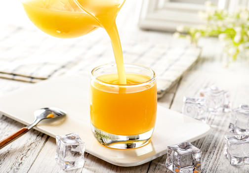 倒新鲜的芒果汁图片素材免费下载