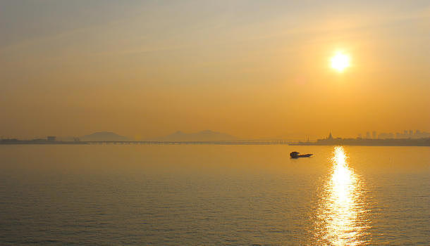 黄昏海面上的夕阳和小船图片素材免费下载