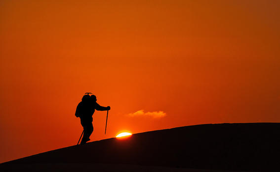 夕阳下探险人物剪影图片素材免费下载