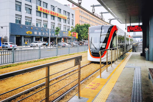 新运营的武汉城市有轨电车图片素材免费下载