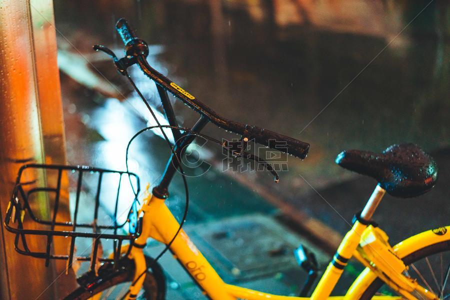 夜晚路边共享单车图片素材免费下载
