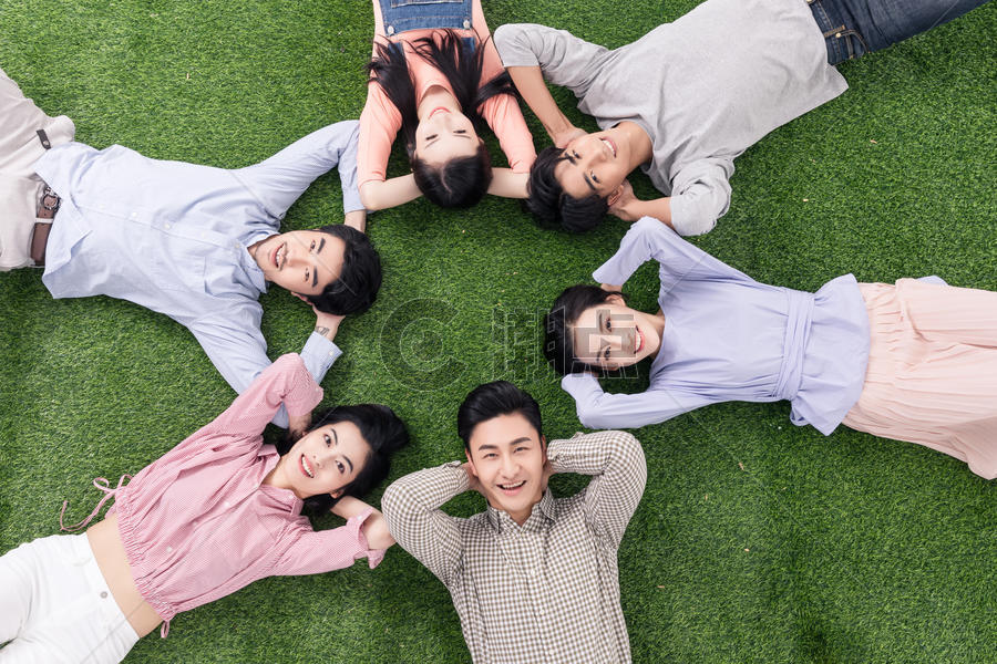 青年聚会众人开心躺草地上摄影图6268*4179图片素材免费下载-编号770274-潮点视频