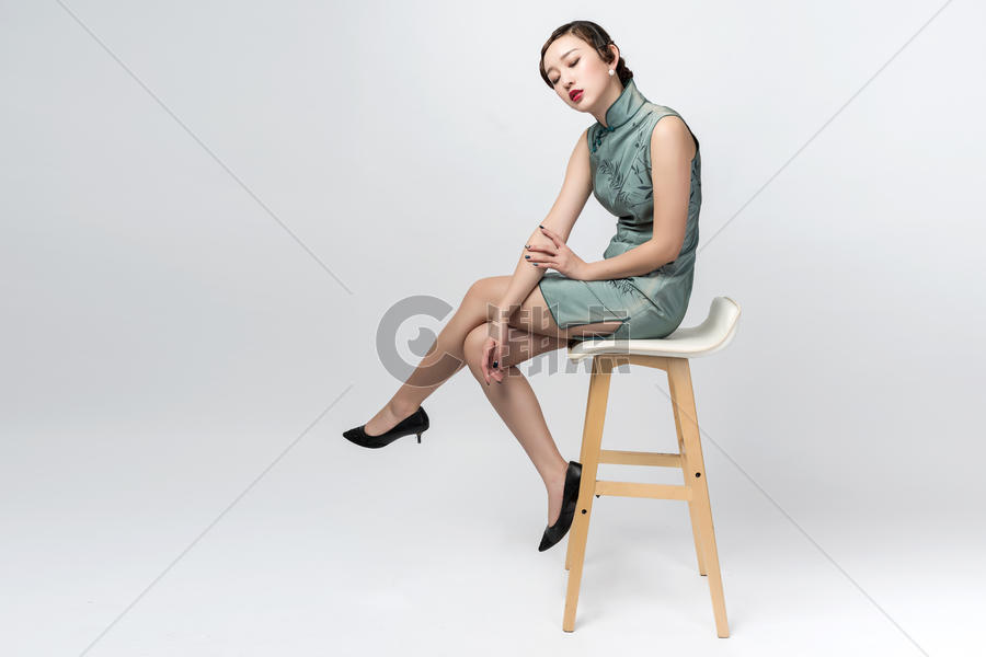 旗袍美女坐在椅子上图片素材免费下载