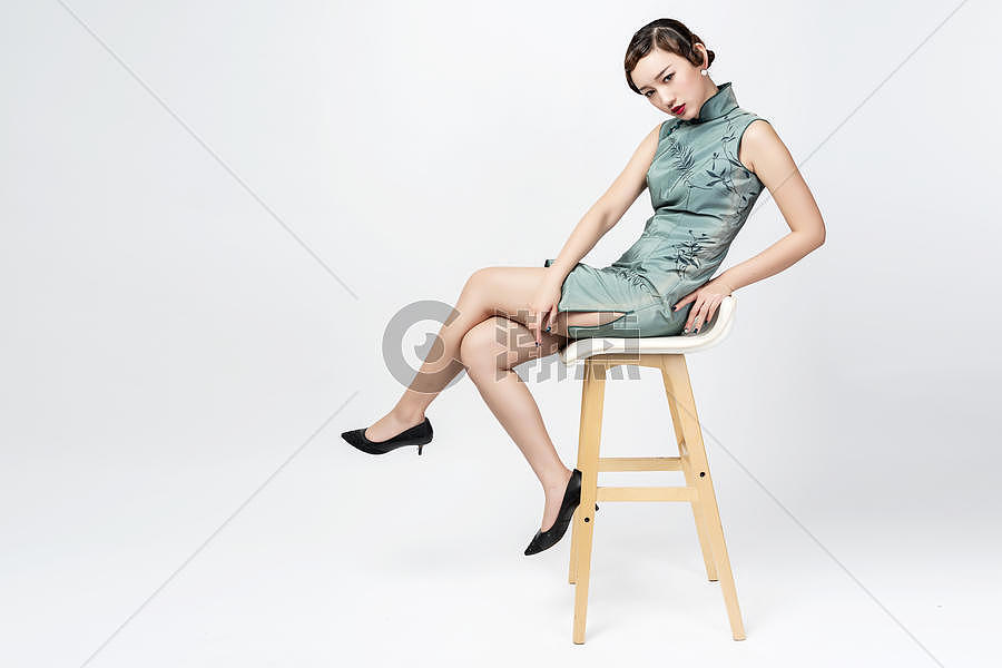 旗袍美女坐在椅子上图片素材免费下载