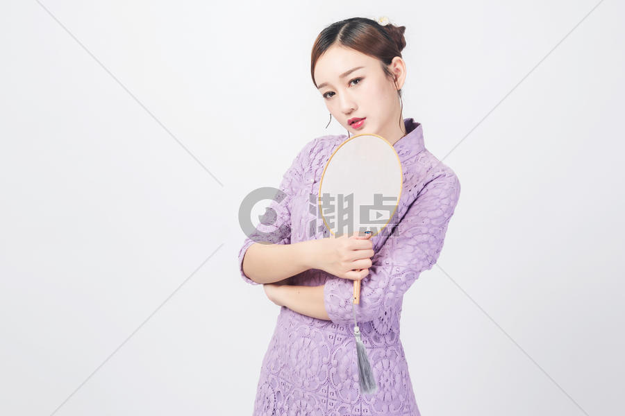紫色旗袍美女手持蒲扇图片素材免费下载