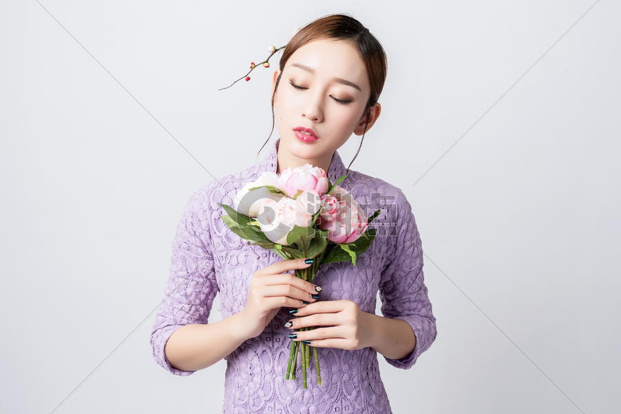 旗袍美女手持鲜花图片素材免费下载