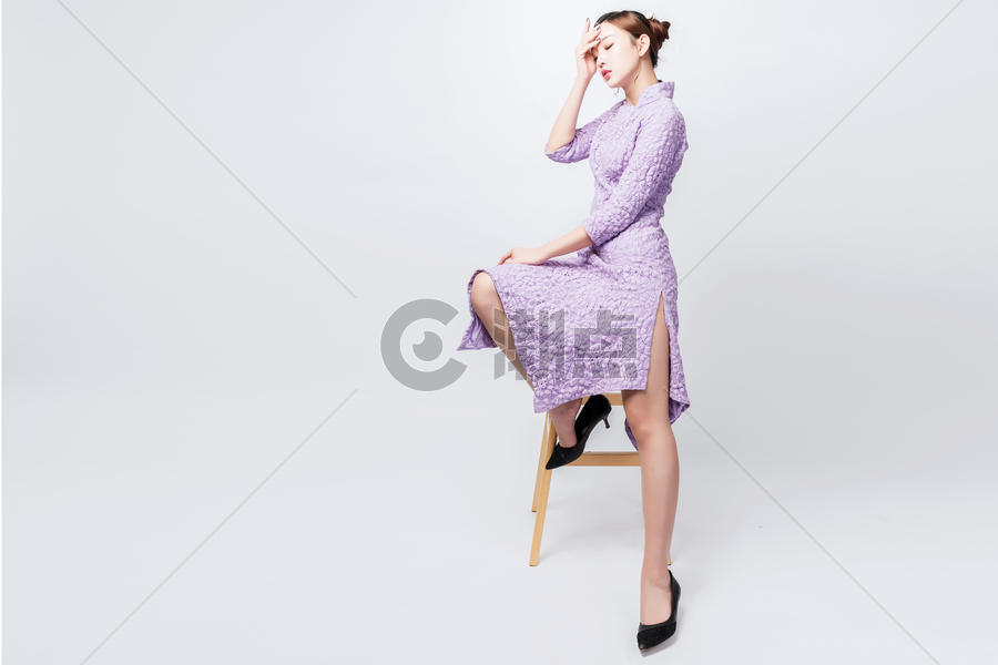 旗袍美女妩媚性感坐姿图片素材免费下载