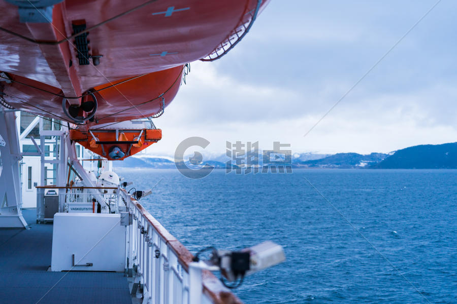 邮轮甲板和冰山图片素材免费下载