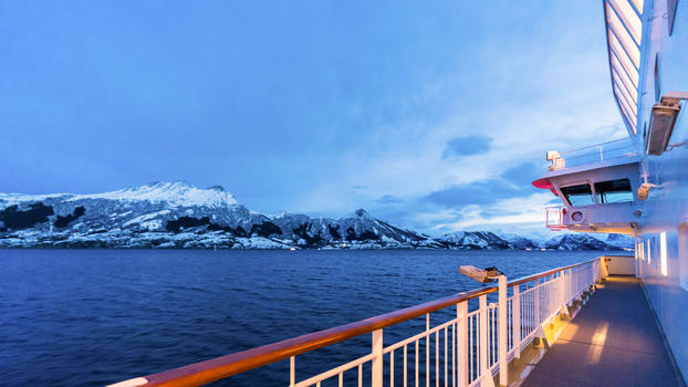 北欧邮轮和冰山图片素材免费下载