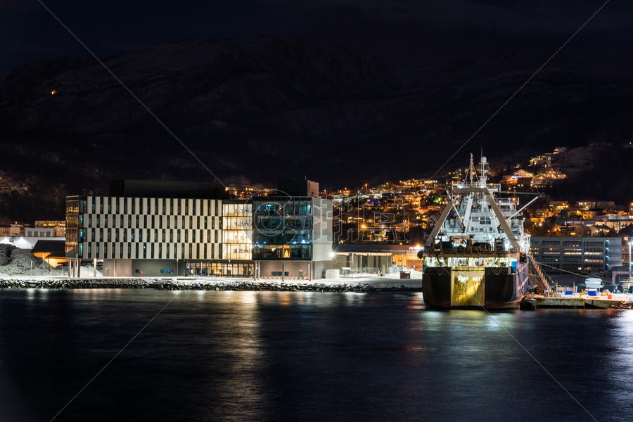 停靠码头的货船夜景图片素材免费下载