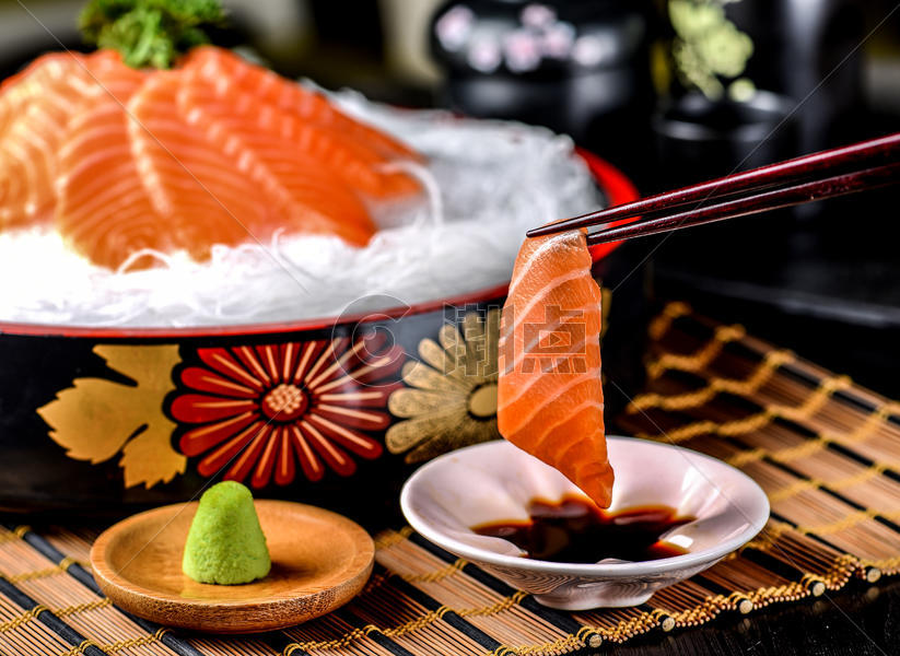 筷子夹起来的三文鱼刺身图片素材免费下载
