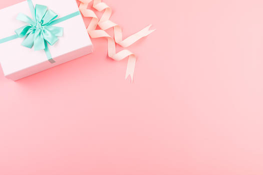 粉色礼物盒留白背景图片素材免费下载