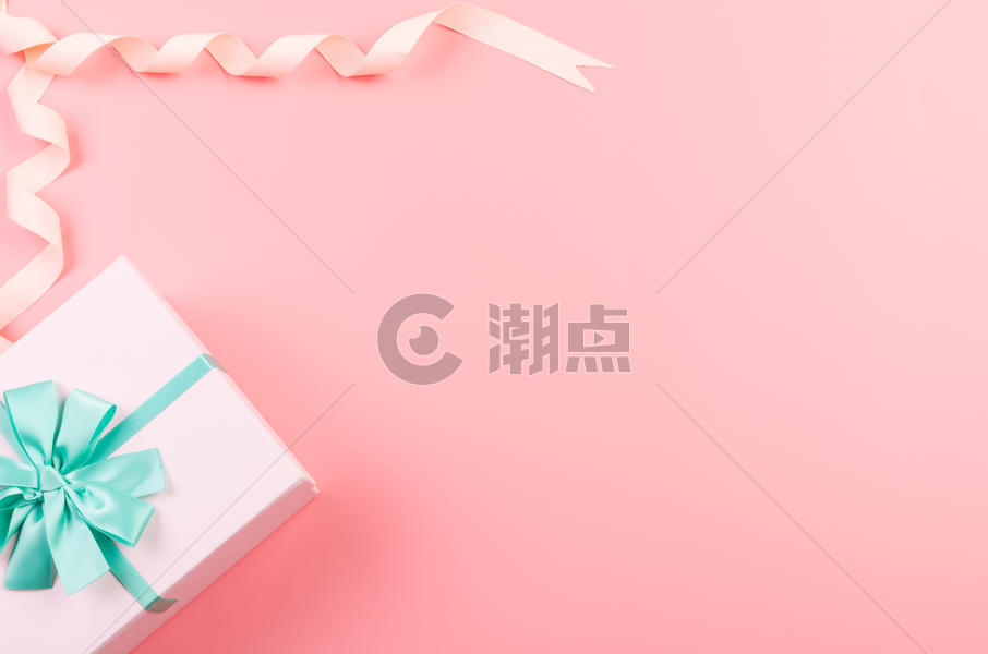 粉色礼物盒留白背景图片素材免费下载