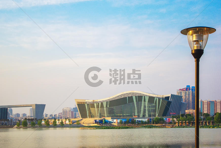 蓝天下的武汉琴台剧院图片素材免费下载