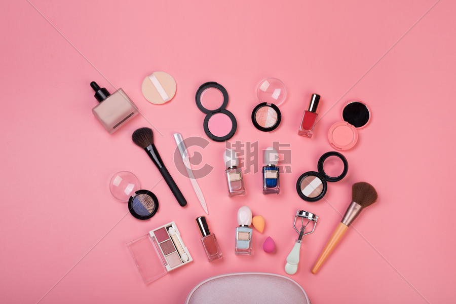 化妆包里的化妆用品图片素材免费下载